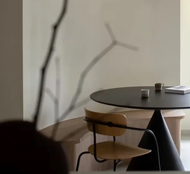 Round table with a branch arrangement